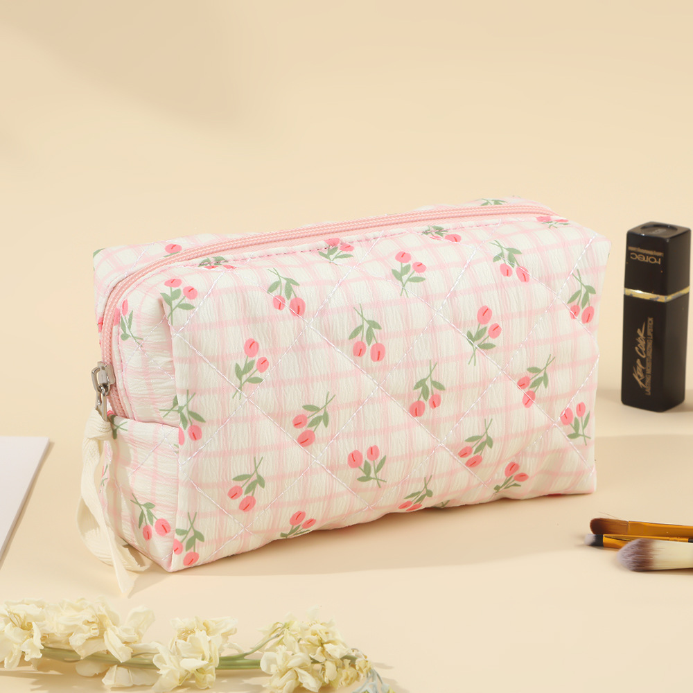 Skincare D'Alba - Kwiatowa pikowana kosmetyczka na szminki, damska