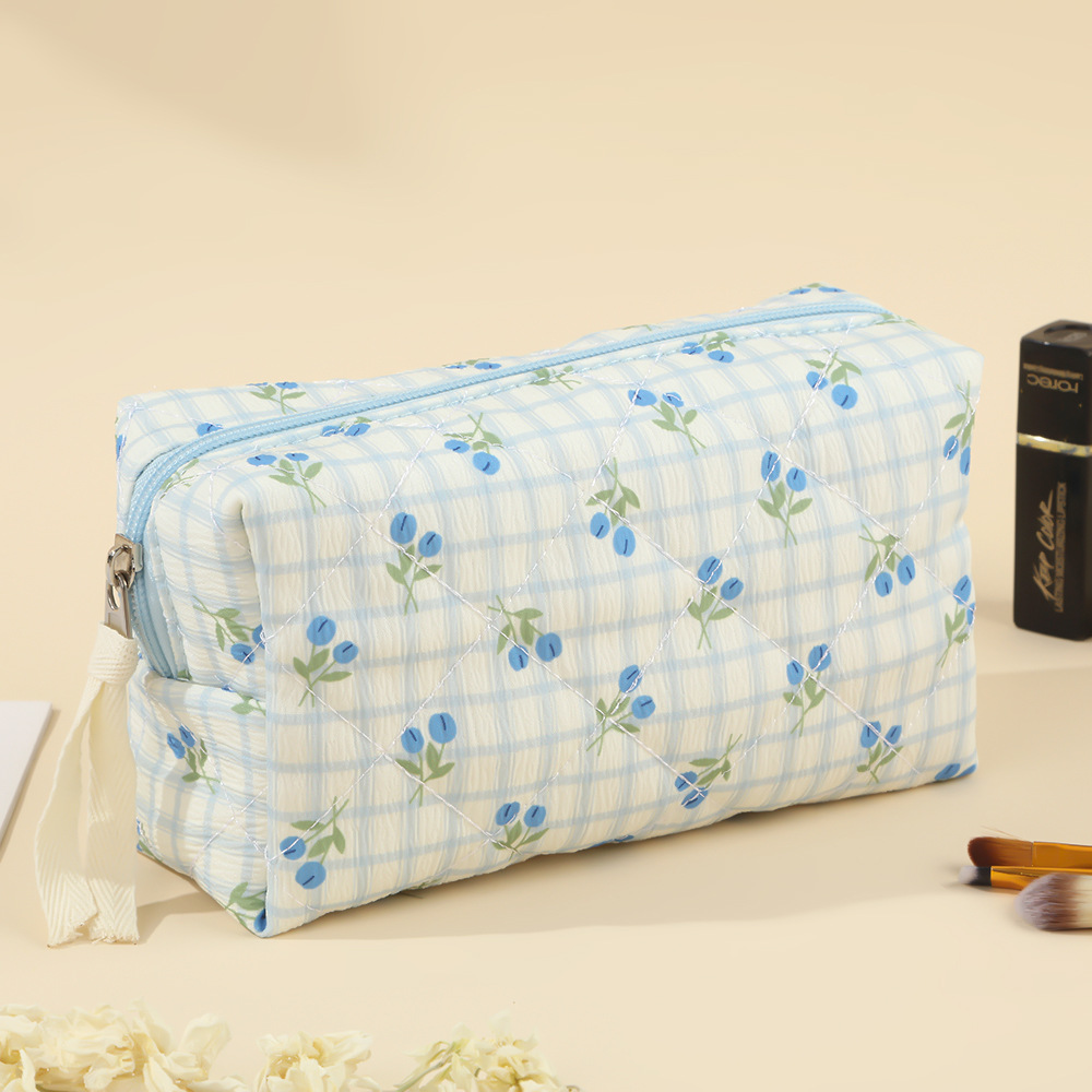 Kwiatowa pikowana kosmetyczka  – Skincare D'Alba recenzja i cena