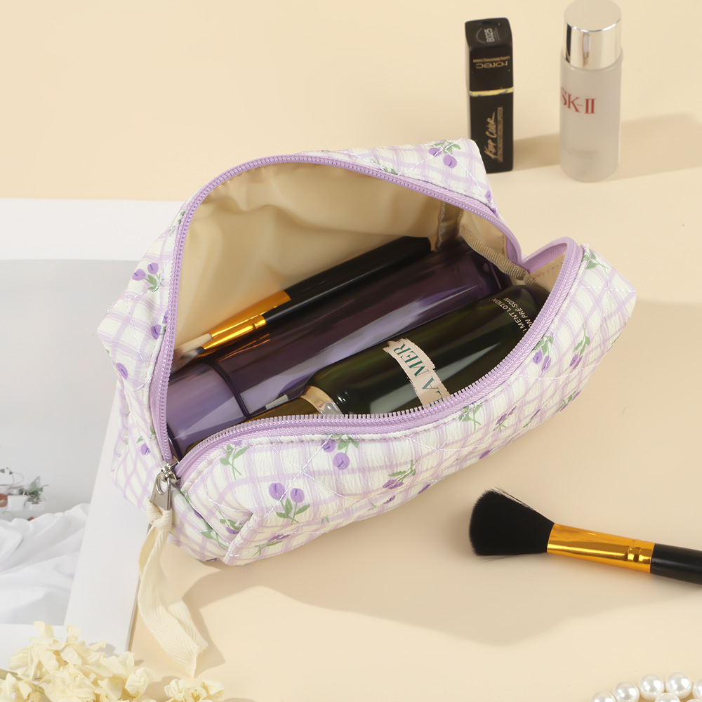 Kwiatowa pikowana kosmetyczka  – Skincare D'Alba recenzja i cena